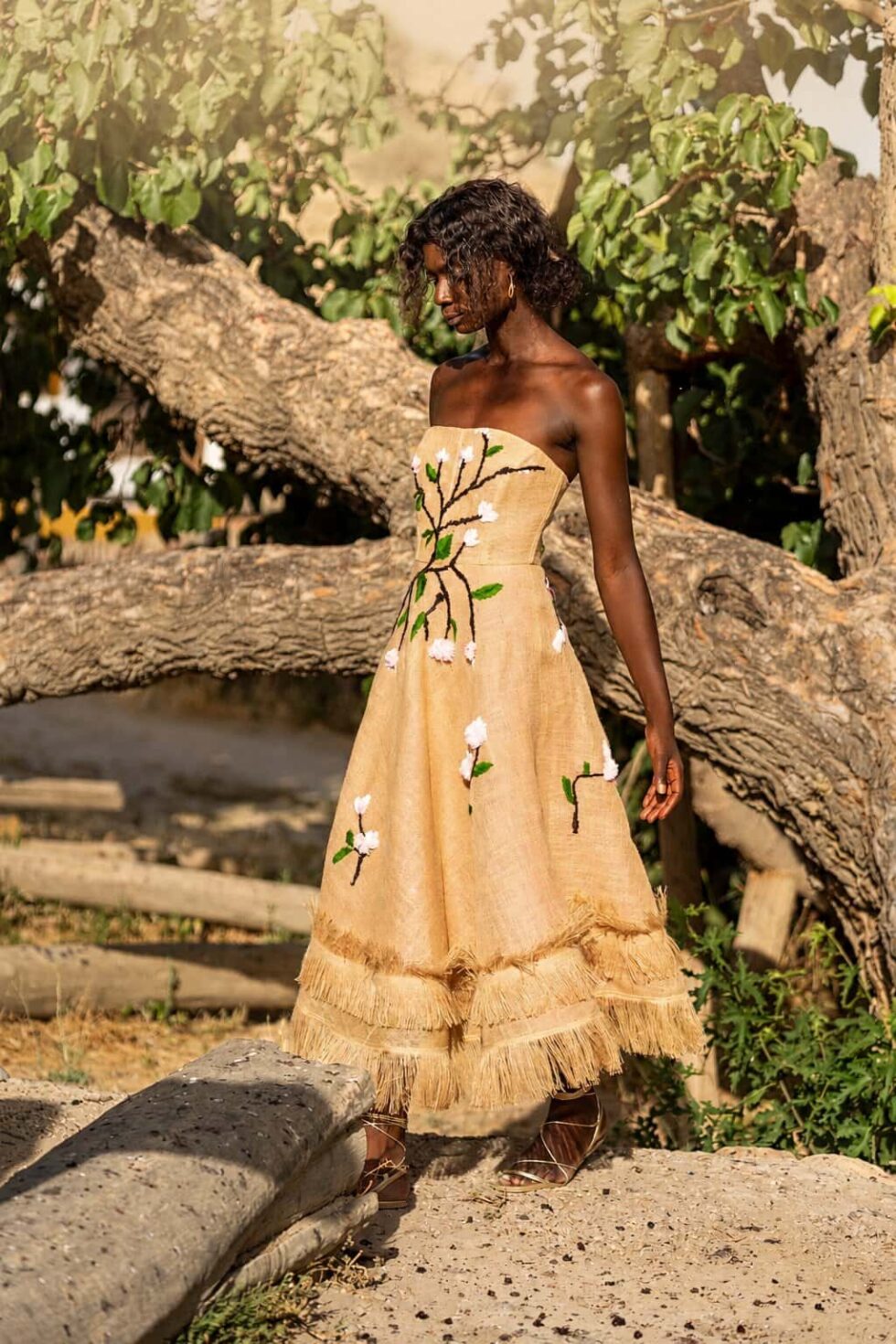 Modelo con vestido de arpillera y bordado floral hecho a mano de Lyubasha Kyleshko