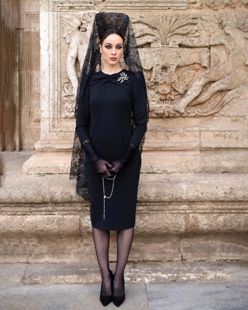 Vestido Amalia de crepé elástico Negro Onyx con drapeado superior y manga larga – Edición Especial Semana Santa 2026 Lyubasha Kyleshko