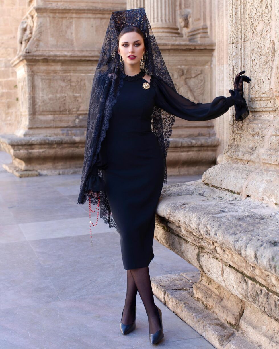 Vestido Noelia negro midi de crepé elástico con escote drapeado y mangas de gasa, estilismo elegante para Semana Santa