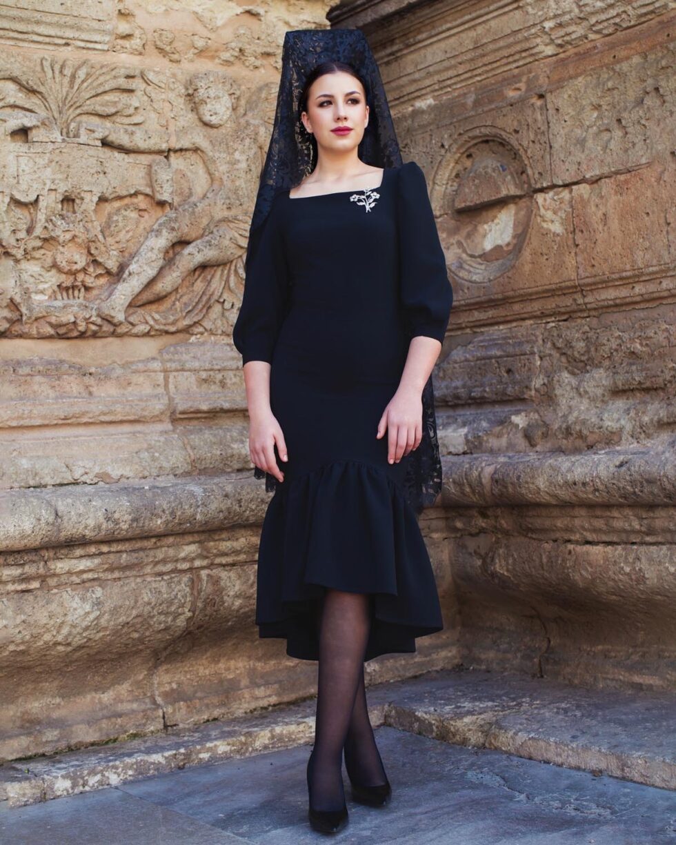 Vestido Gabriela midi entallado en crepé Negro Onyx con escote cuadrado y volante estructurado