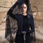 Detalle del drapeado estructural del vestido Amalia en crepé Negro Onyx – Atelier Lyubasha Kyleshko Almería