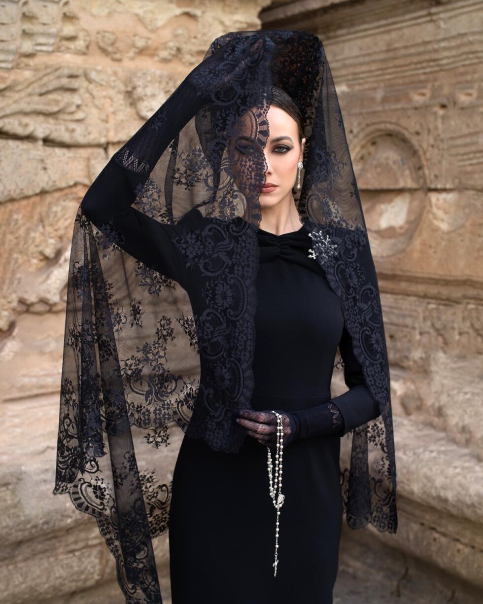 Detalle del drapeado estructural del vestido Amalia en crepé Negro Onyx – Atelier Lyubasha Kyleshko Almería