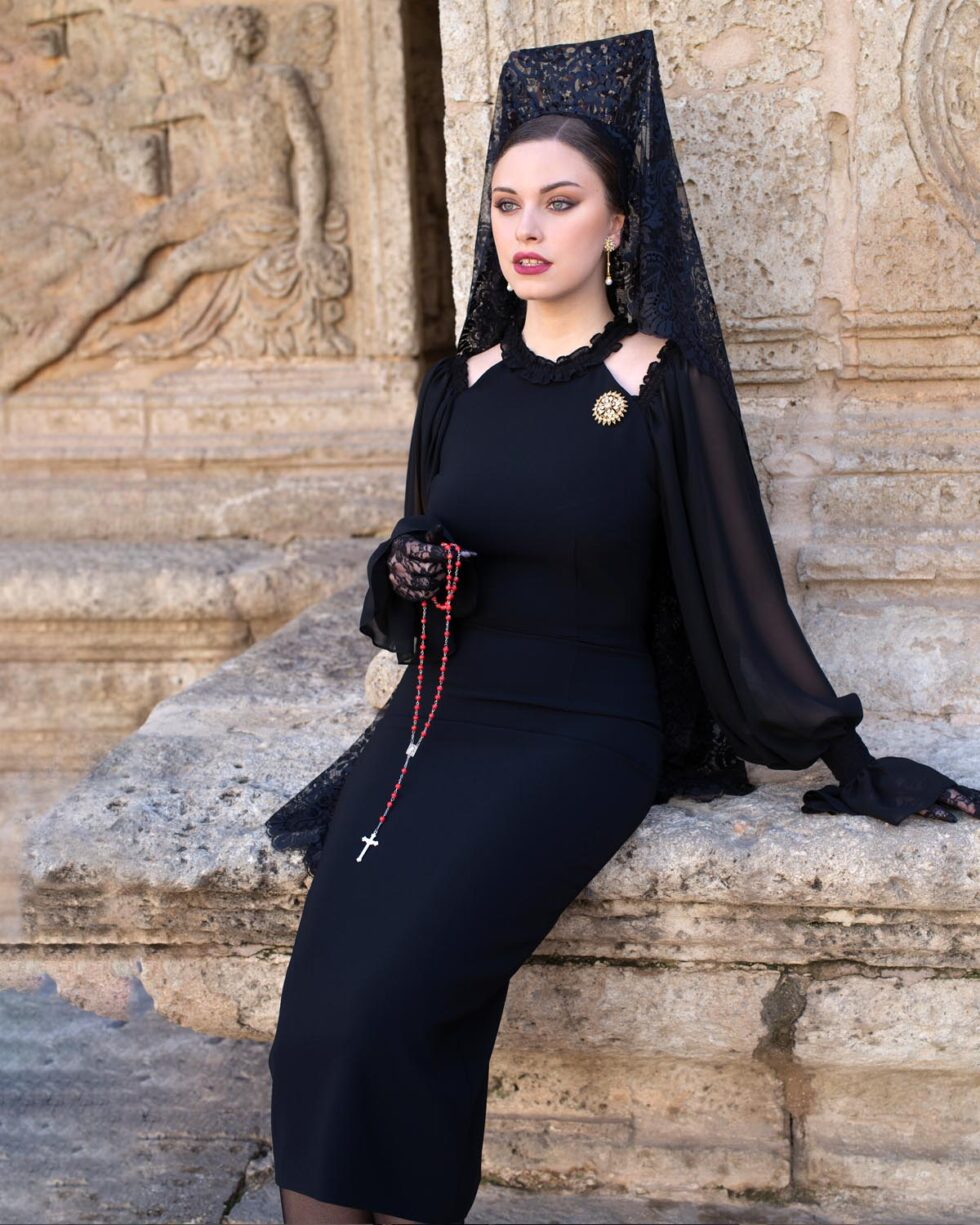 Vestido Noelia de alta costura en Negro Onyx con silueta entallada y mangas de gasa transparente, diseño sobrio para ceremonias religiosas