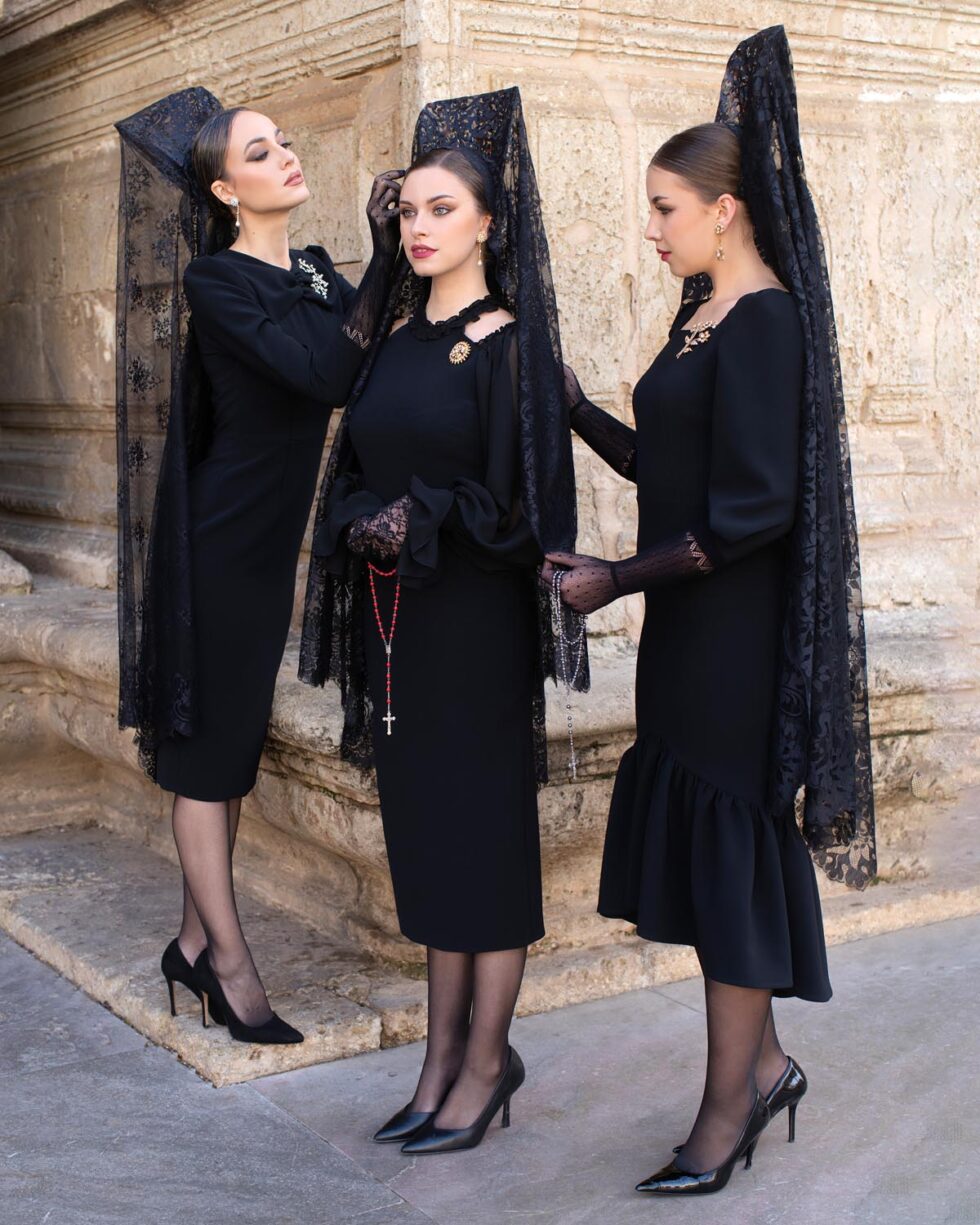 Colección Semana Santa 2026 de Lyubasha Kyleshko con vestidos de crepé Negro Onyx en siluetas entalladas y elegantes