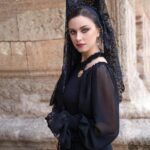 Detalle del escote redondo con drapeado y cortes decorativos en hombros del vestido Noelia en crepé elástico negro