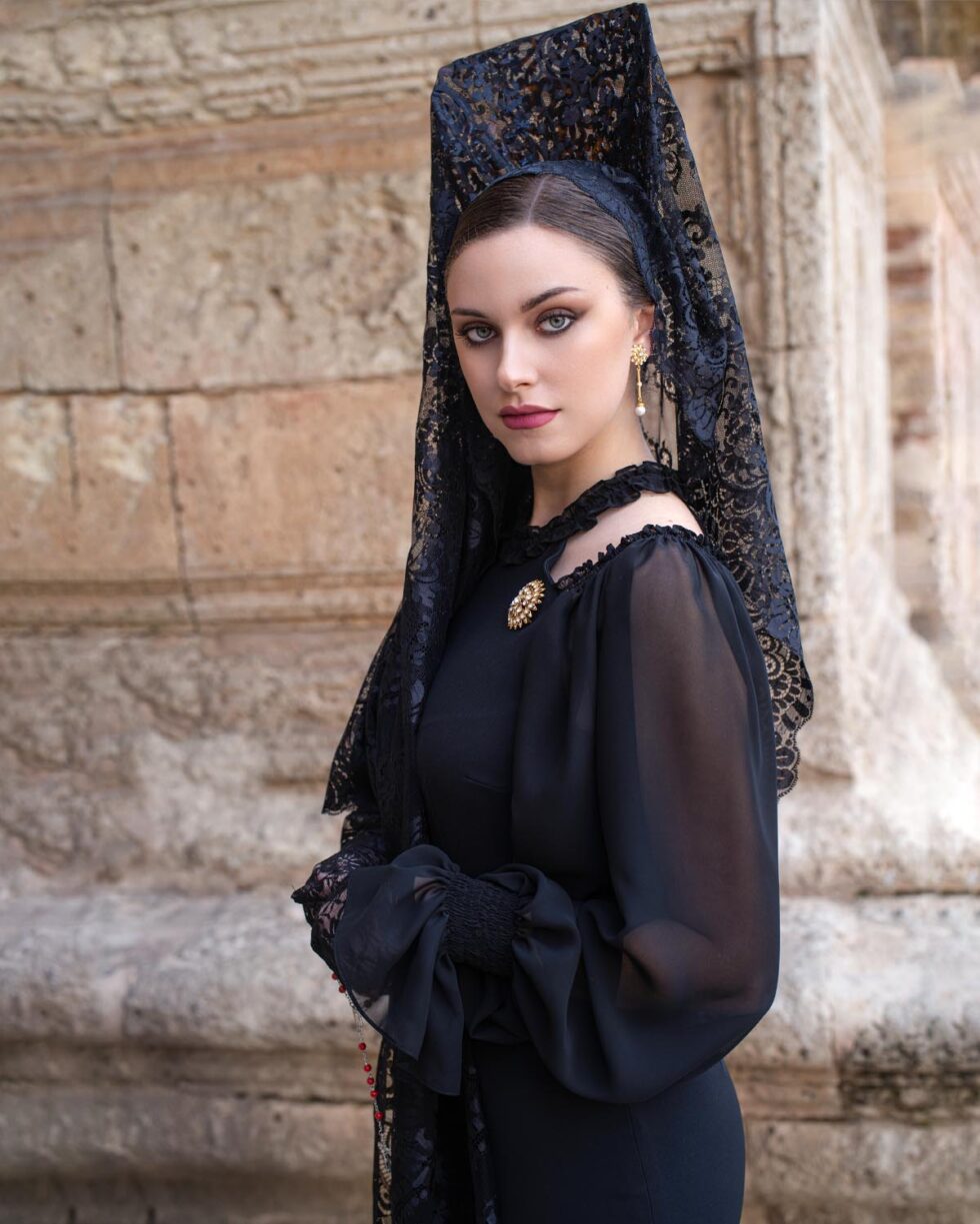 Detalle del escote redondo con drapeado y cortes decorativos en hombros del vestido Noelia en crepé elástico negro