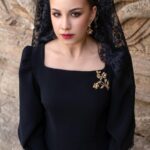 Detalle del escote cuadrado del vestido Gabriela en crepé elástico Negro Onyx