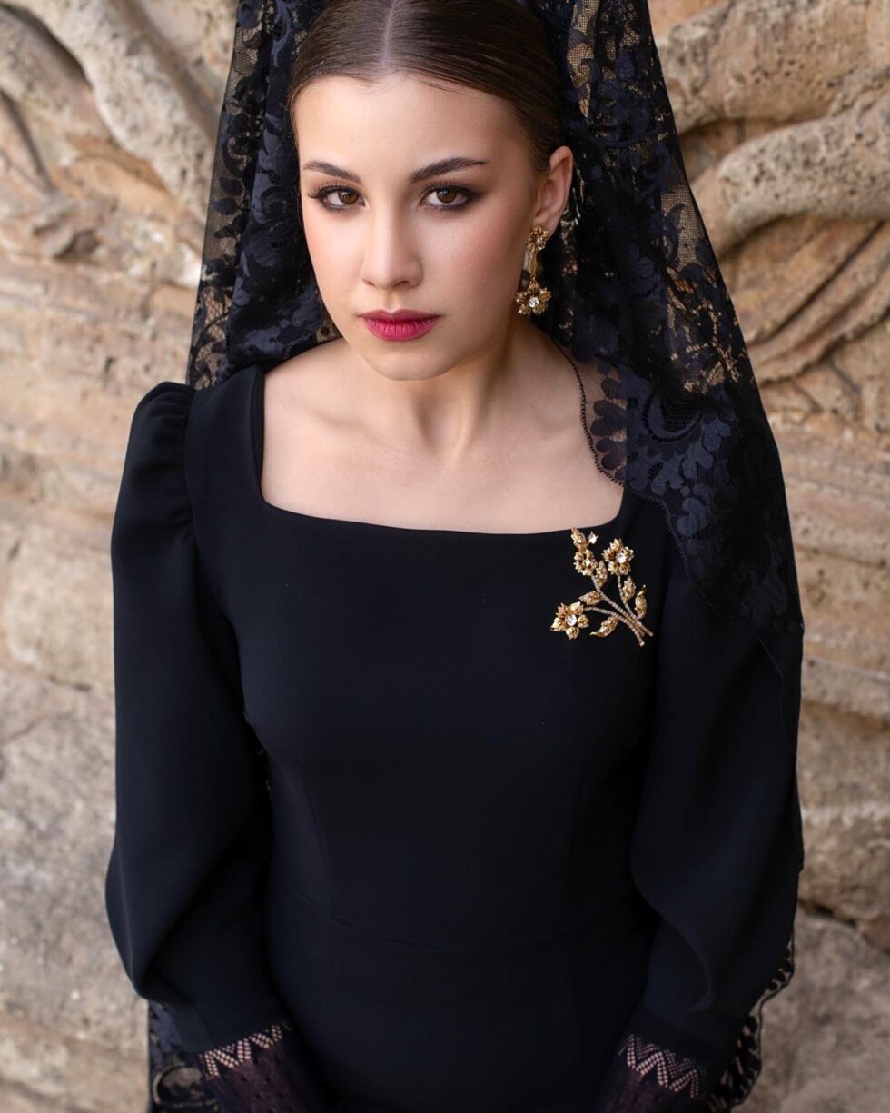 Detalle del escote cuadrado del vestido Gabriela en crepé elástico Negro Onyx