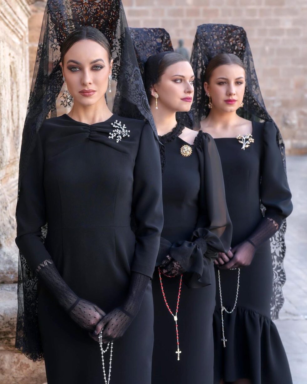 Detalle del drapeado estructural del vestido Amalia en crepé Negro Onyx – Atelier Lyubasha Kyleshko Almería y colección completa